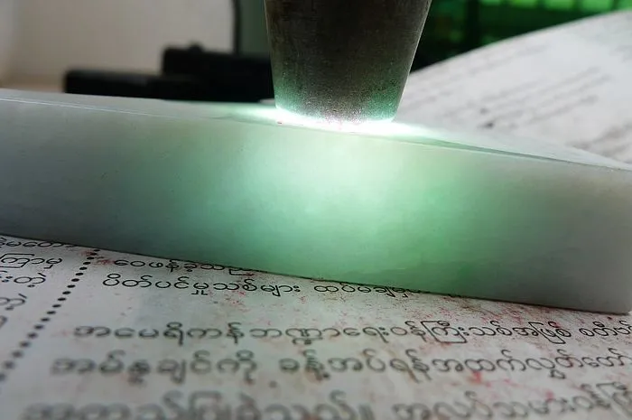 Natural Jade Rough Jadeite Raw (227g,12.1x8.1x1.8cm)