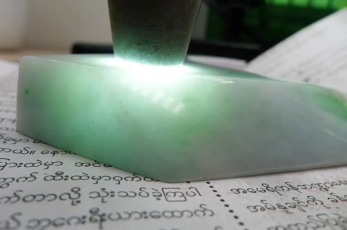 Natural Jade Rough Jadeite Raw (227g,12.1x8.1x1.8cm)