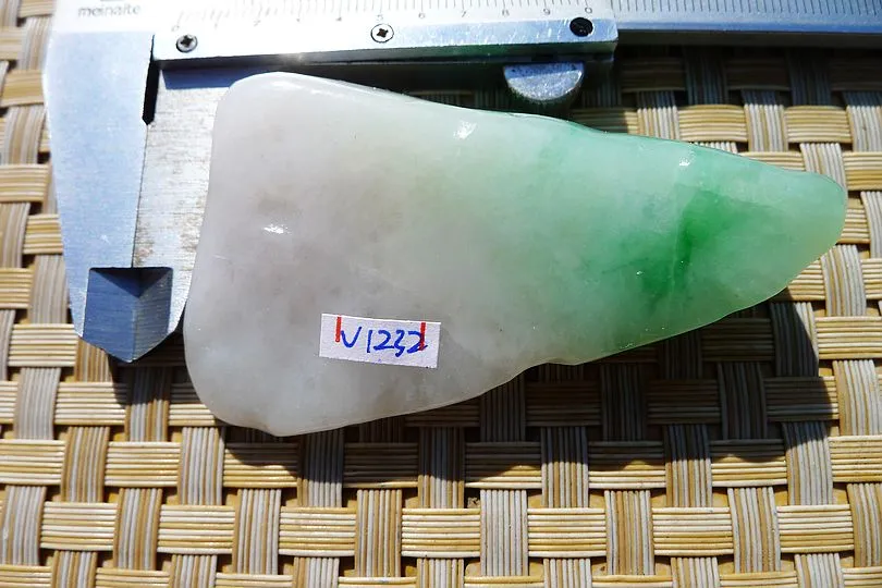 Natural Jade Rough Jadeite Raw (61g,6.2X3.9X1.2cm)