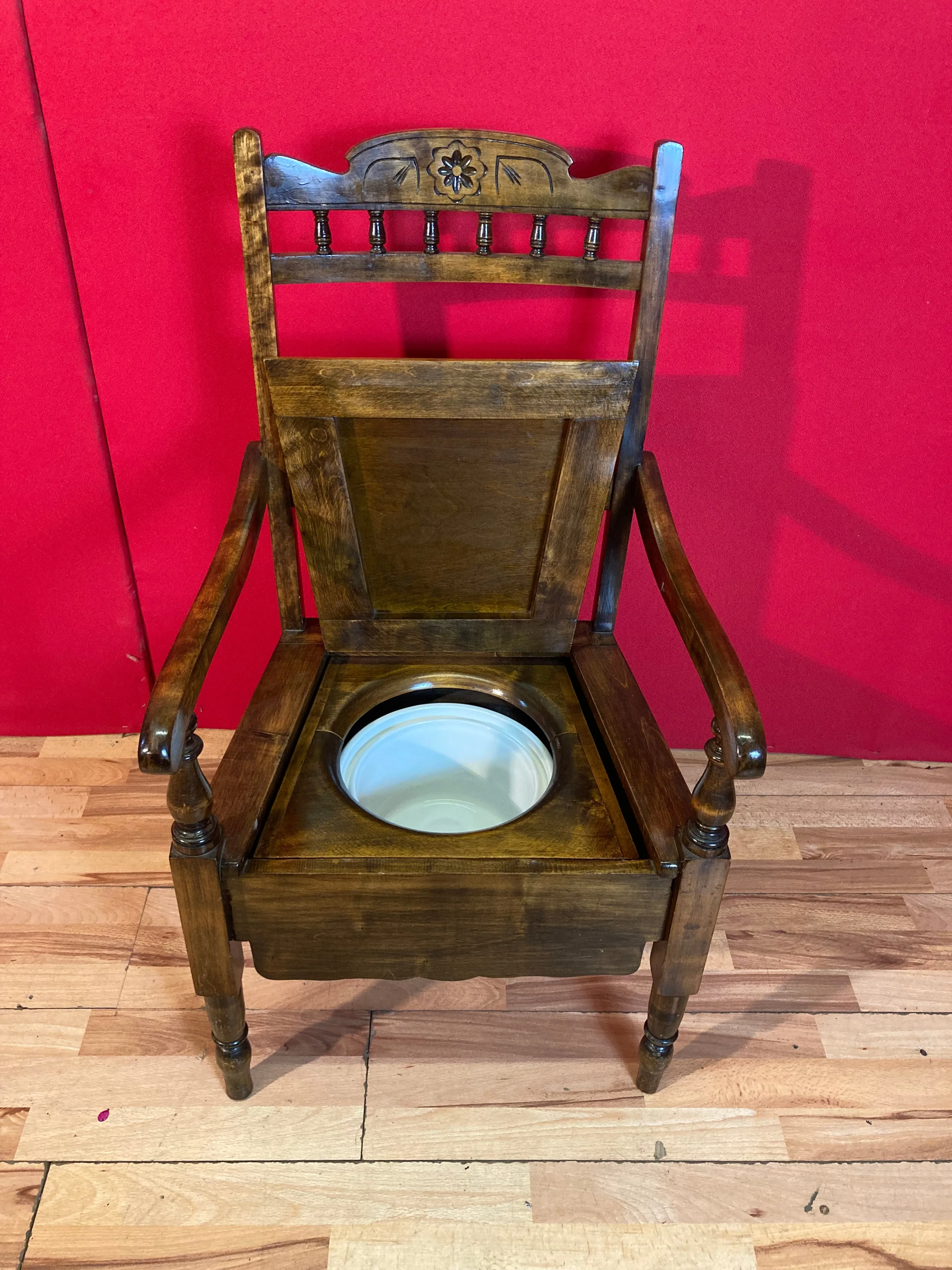 Stunning Victorian commode with pot.