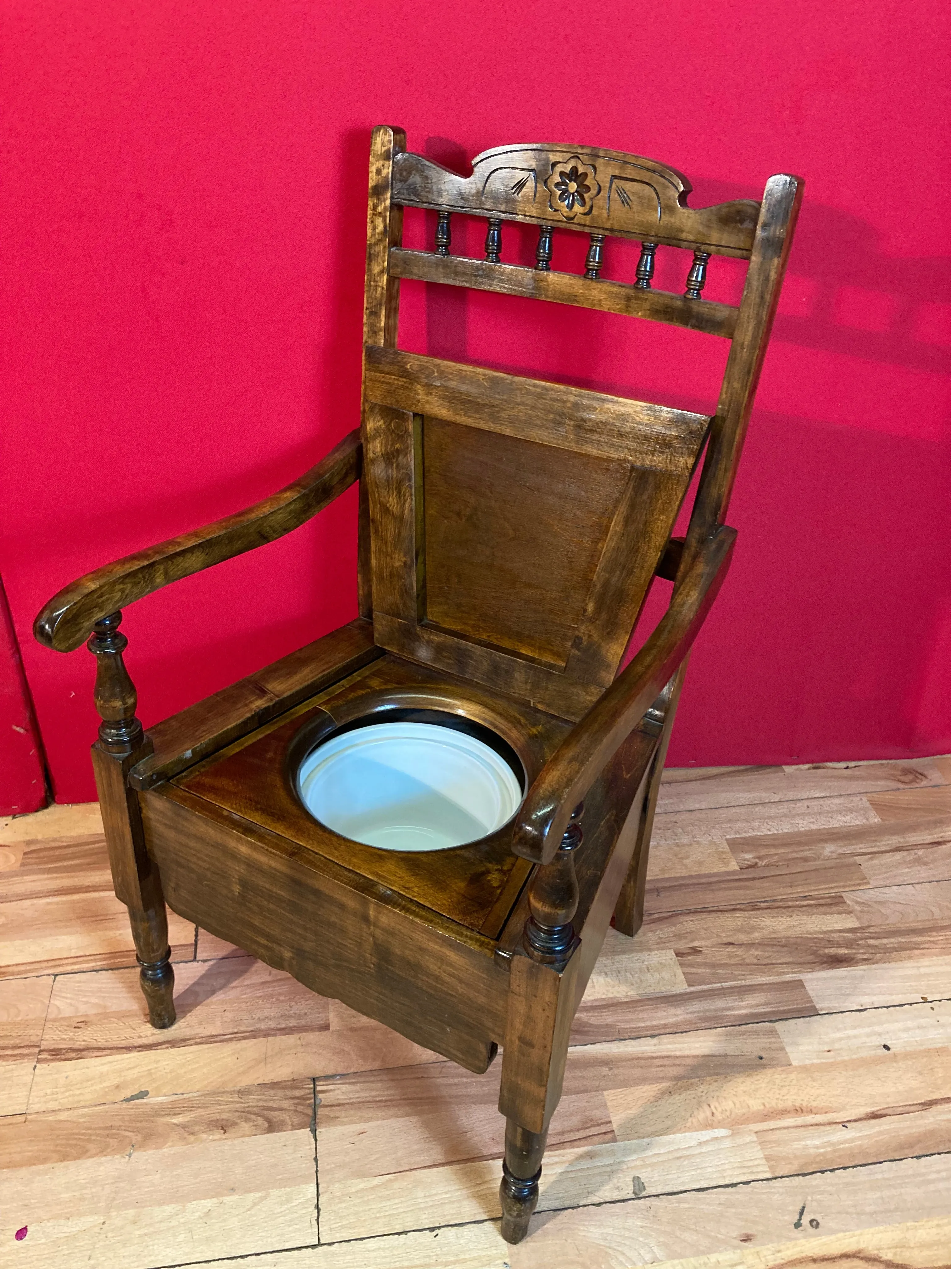 Stunning Victorian commode with pot.
