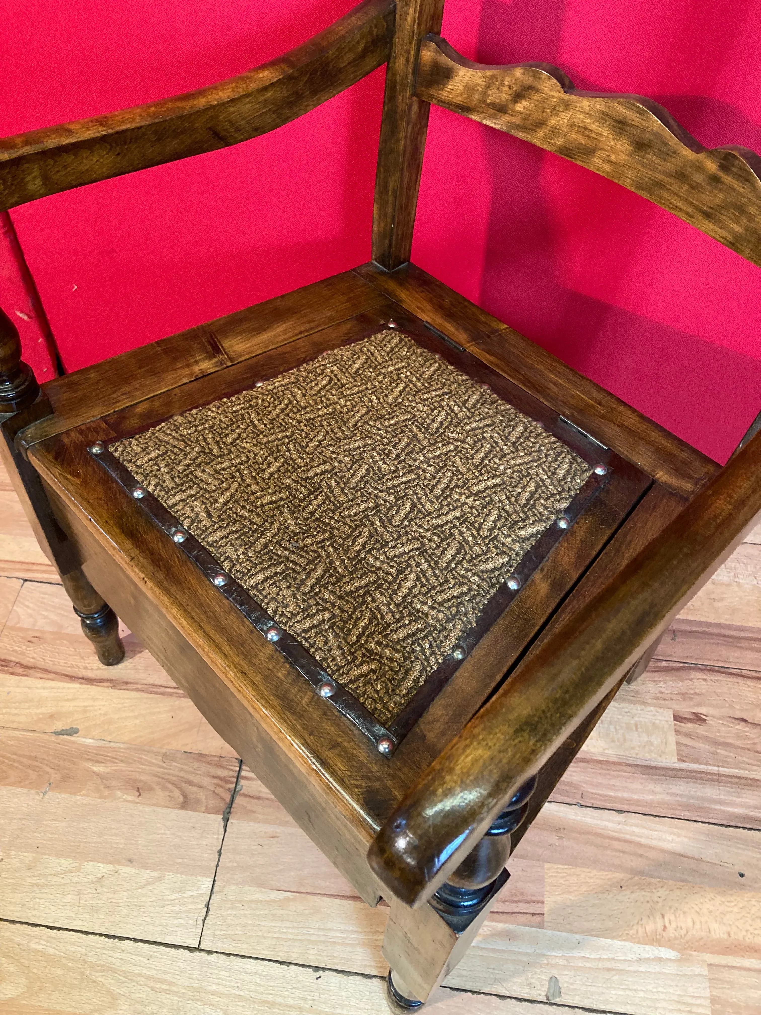 Stunning Victorian commode with pot.