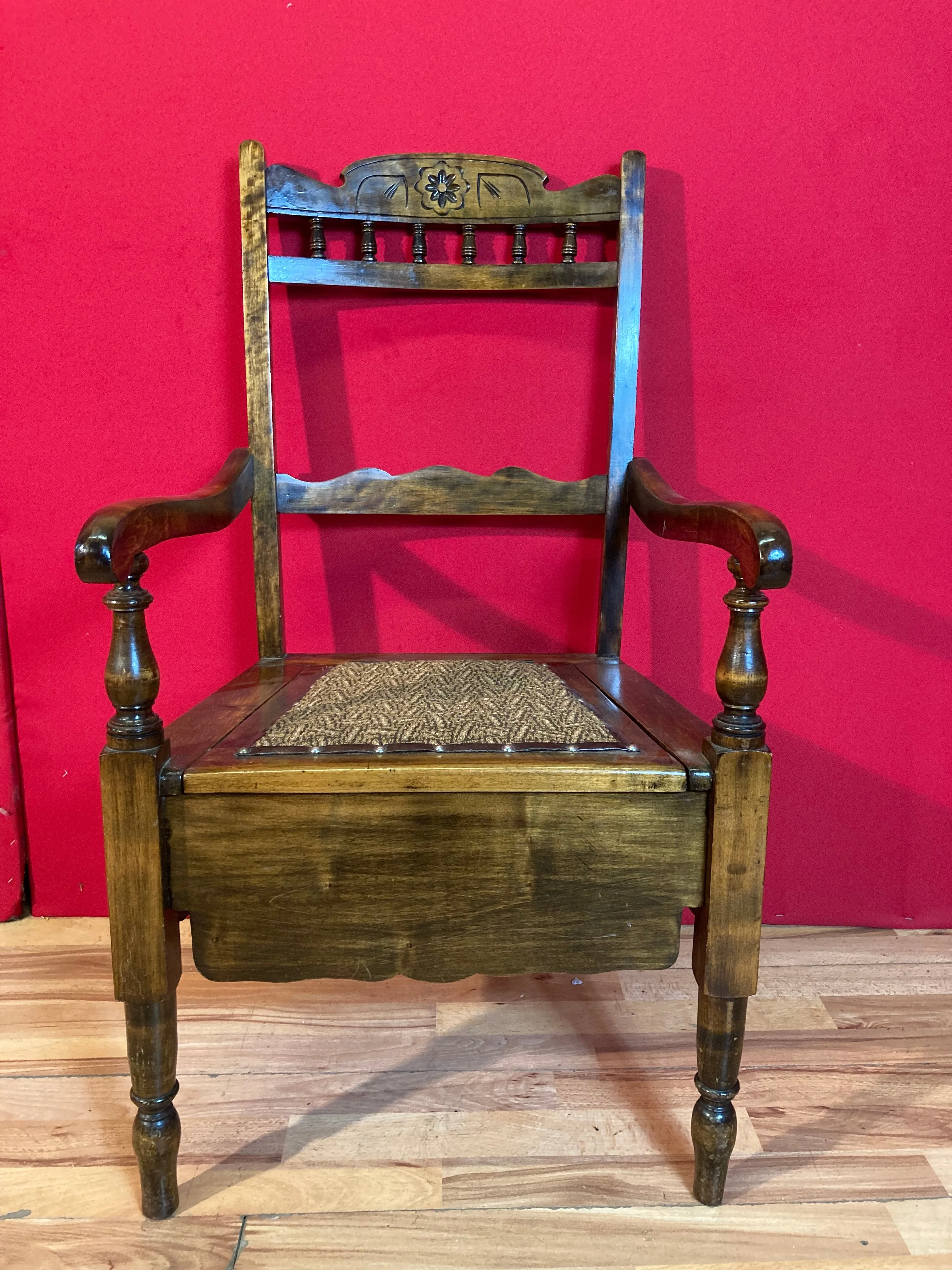 Stunning Victorian commode with pot.
