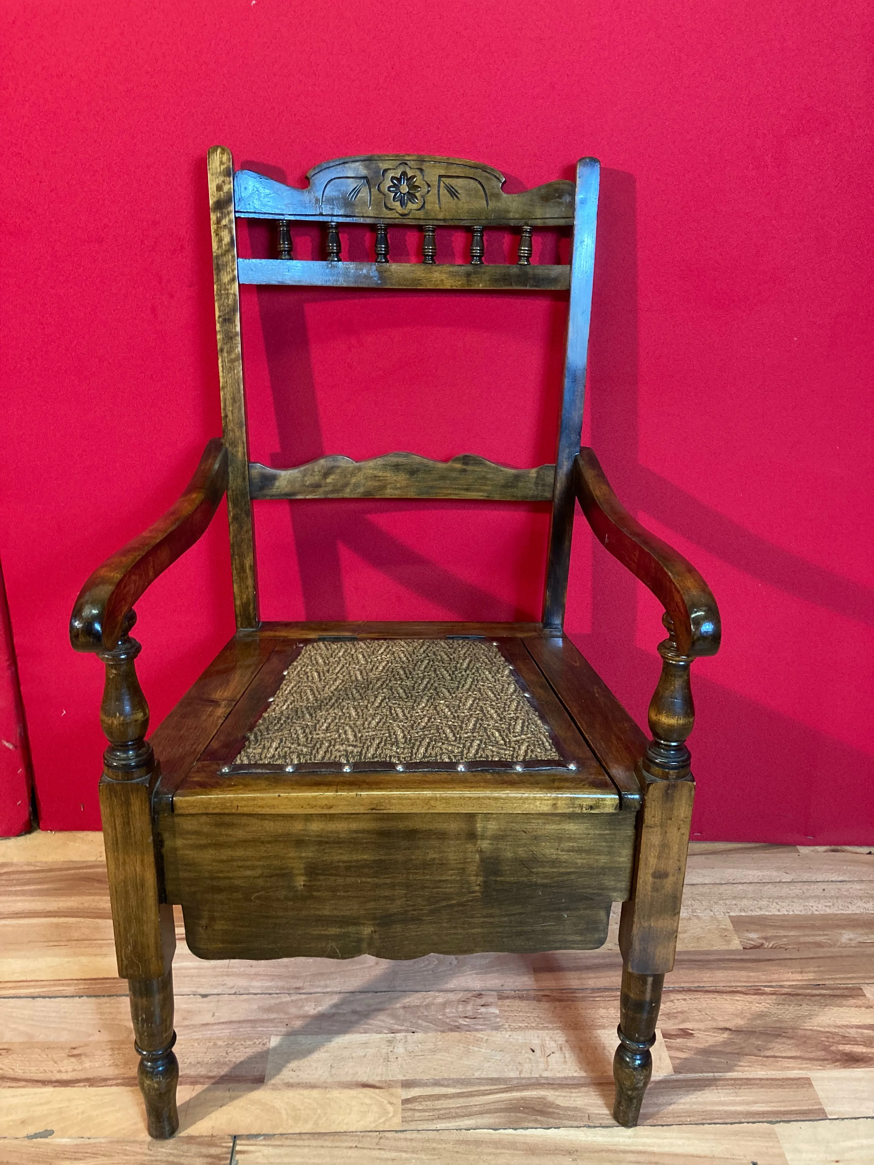 Stunning Victorian commode with pot.