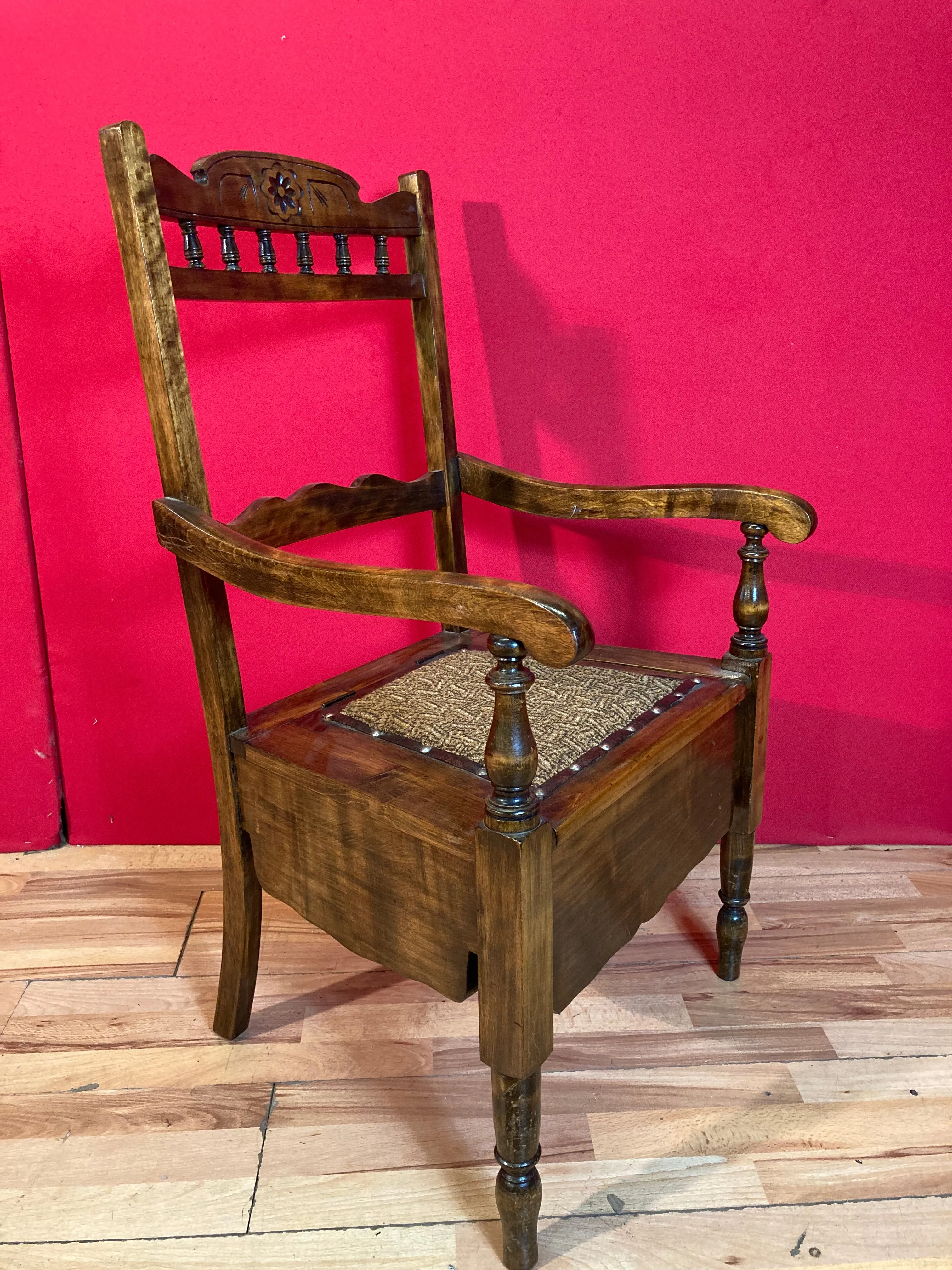 Stunning Victorian commode with pot.