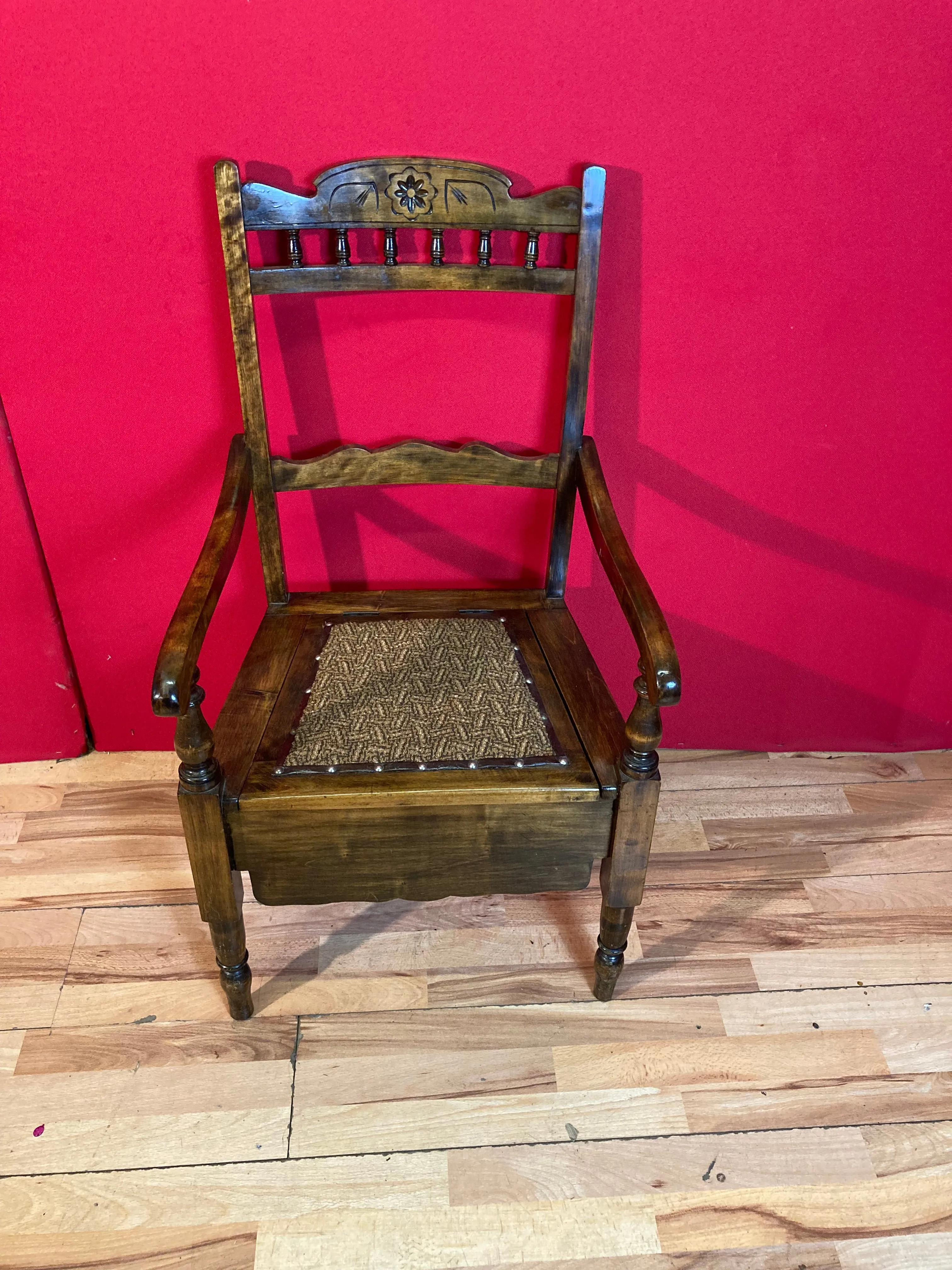 Stunning Victorian commode with pot.