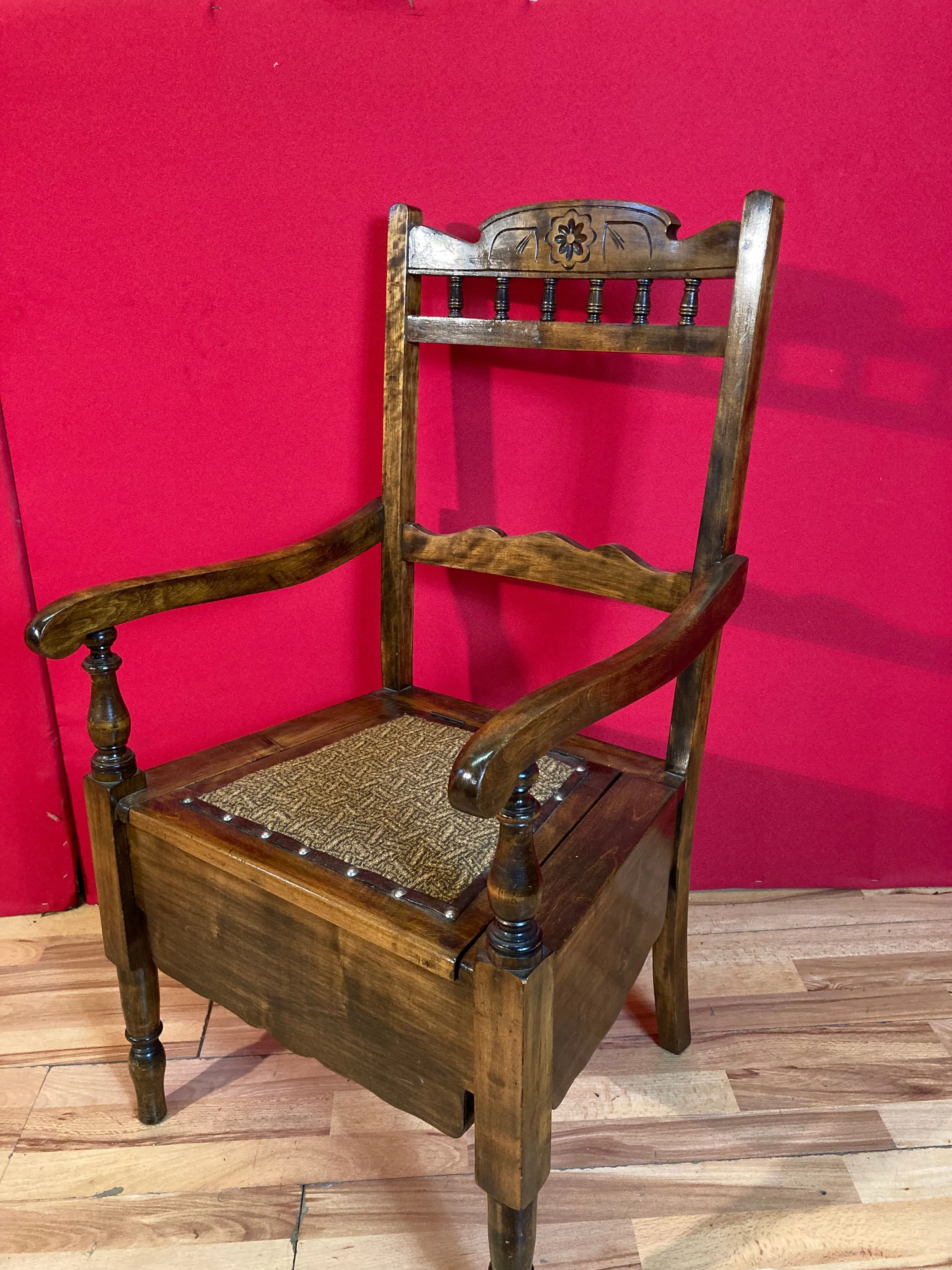 Stunning Victorian commode with pot.